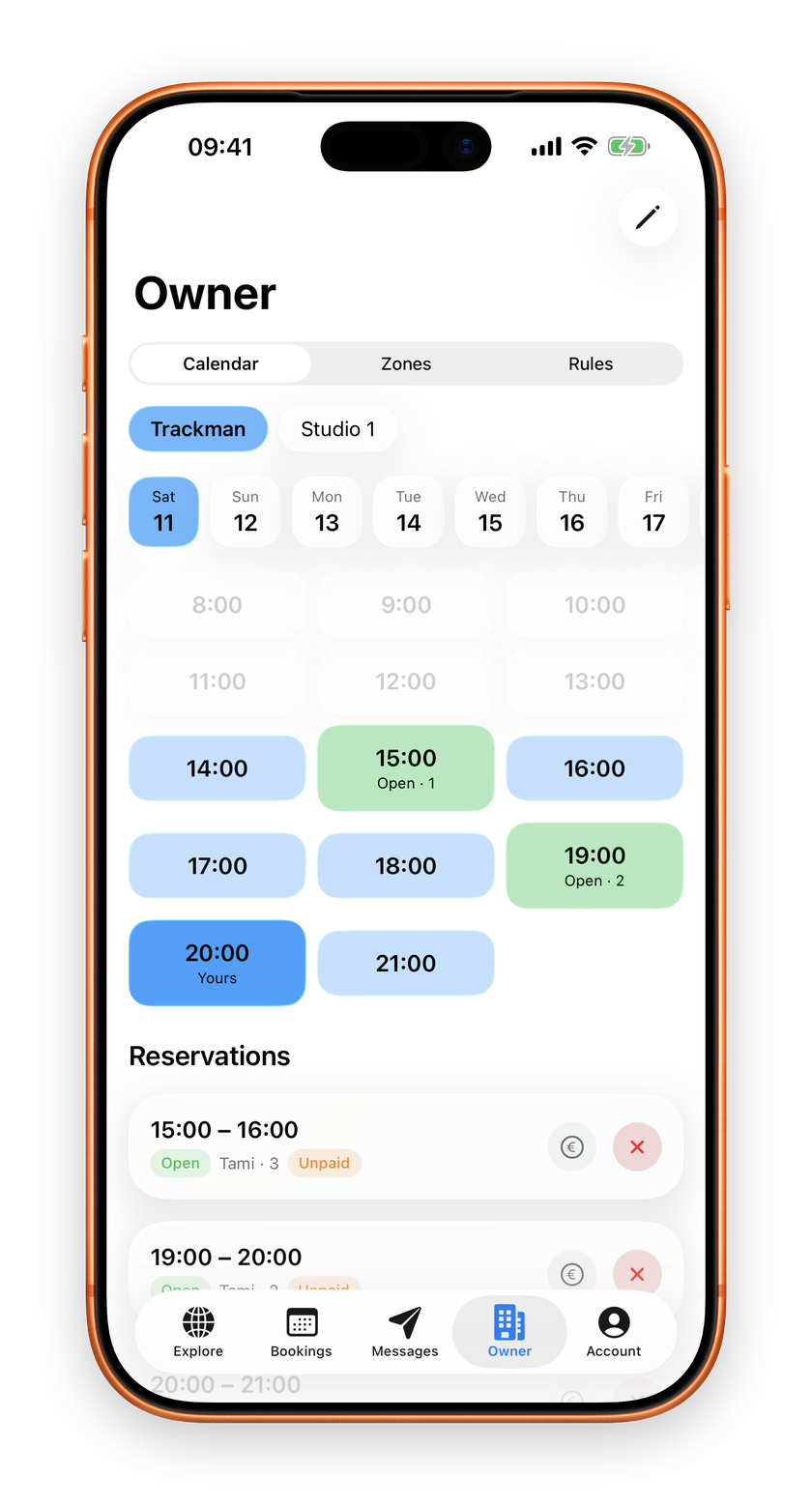 Owner calendar in bergbooking: day picker and the live slot grid with payment tracking